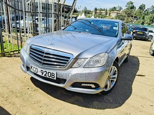 Mercedes-Benz E250 2010 Bluu - 1