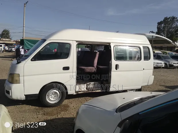 Nissan Caravan 2004 White - 1