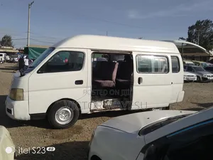Nissan Caravan 2004 Nyeupe