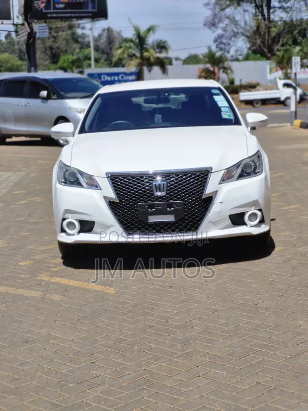 Toyota Crown Athlete 2015 Nyeupe - 1
