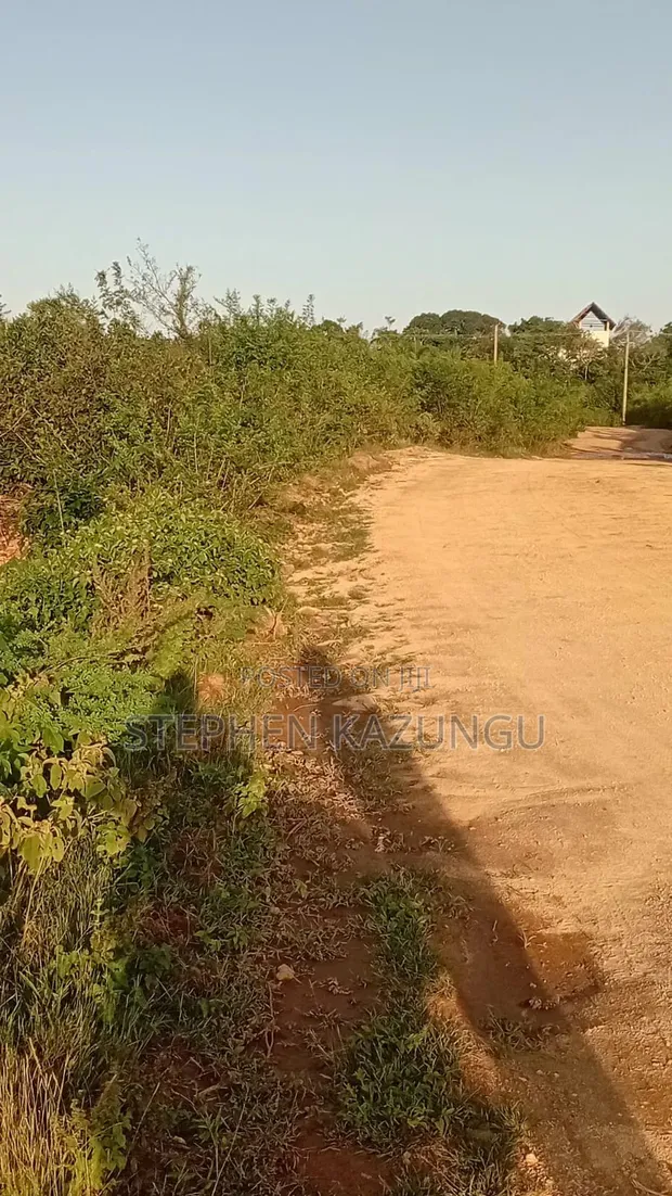 Eneo la 1 Acre Linauzwa Galu Beach, 1.2km kutoka Bahari - 1