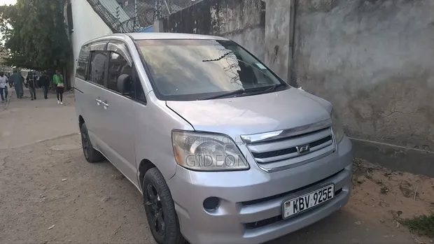 Toyota Noah 2.0 158hp FWD (8 Seater) 2008 Silver - 1