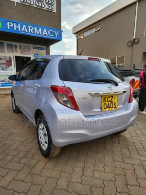 Toyota Vitz 2013 Nyeupe