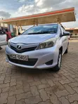 Toyota Vitz 2013 Nyeupe - 3