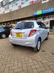 Toyota Vitz 2013 Nyeupe - 4