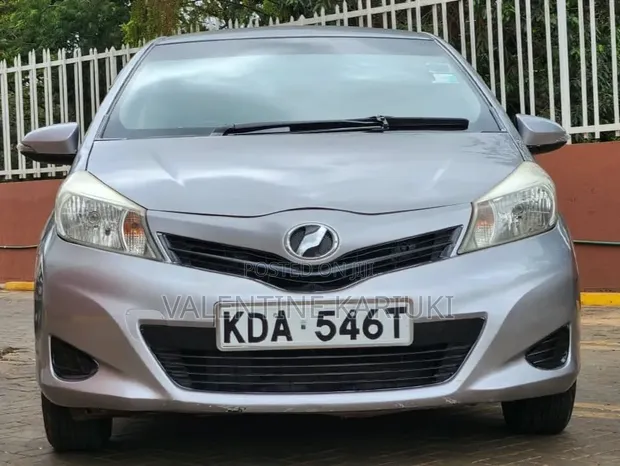 Toyota Vitz 1.3 FWD 5dr 2013 Silver - 1