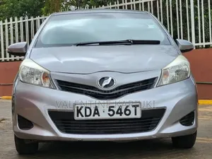 Toyota Vitz 1.3 FWD 5dr 2013 Silver