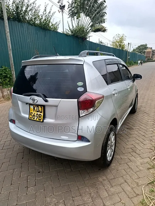Toyota Ractis 2015 Silver - 1