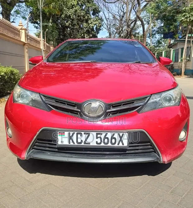 Toyota Auris 2013 Red - 1