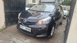 Toyota Vitz 1.3 FWD 5dr 2012 Nyeusi
