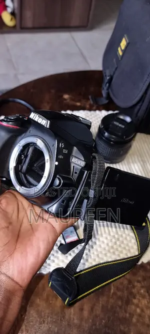 Nikon D5300 Kamera ya DSLR
