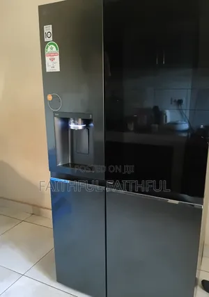 Friji la LG Side-by-Side 635L na Dispenser