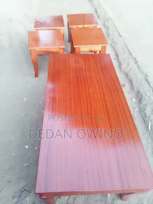 Dedan Muundaji Samani na Mhudumu wa Hoteli