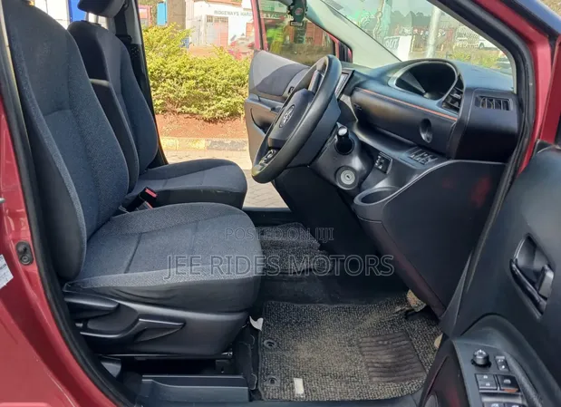 Toyota Sienta 2017 Brown - 1