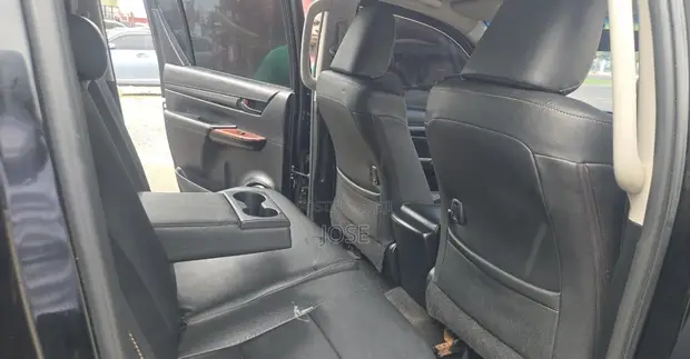 Toyota Hilux 2016 Nyeusi - 1