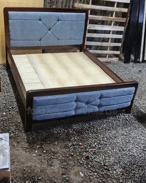 Kitanda Kipya cha Mockett 5x6, Bluu na Fremu ya Chokoleti