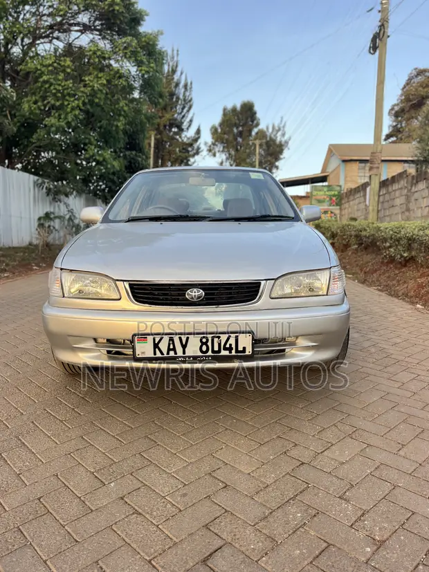Toyota Corolla 2000 Silver - 1