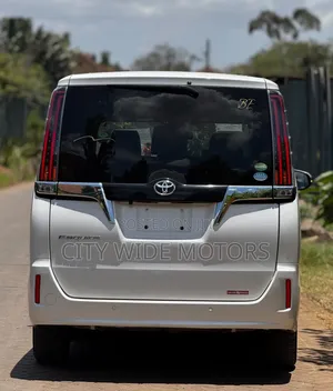 Toyota Esquire 2.0 AWD 2019 White (7 Seater)