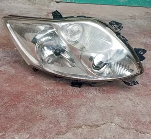 Toyota Auris Right Headlight Lens (Used)