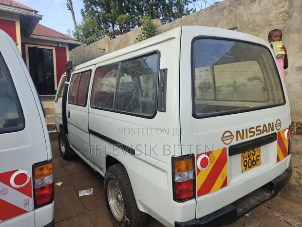 Nissan Caravan (Urvan) 2011 - Nyeupe - 1