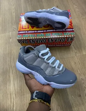 Air Jordan 11 Low Sneakers Zilizofungwa