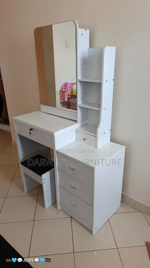 Brand New Primping Table
