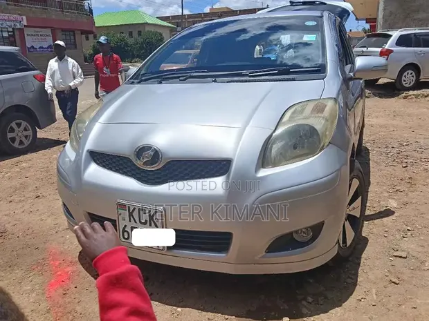 Toyota Vitz 1.3 FWD 5dr 2011 Silver - 1