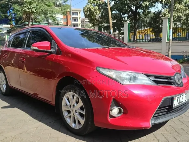 Toyota Auris 2013 Nyekundu - 1