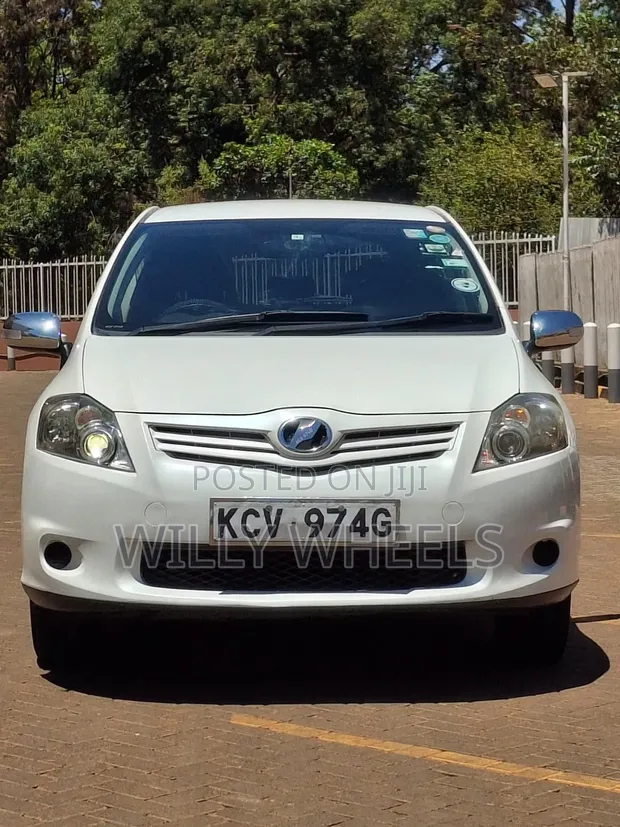 Toyota Auris 2012 Nyeupe - 1
