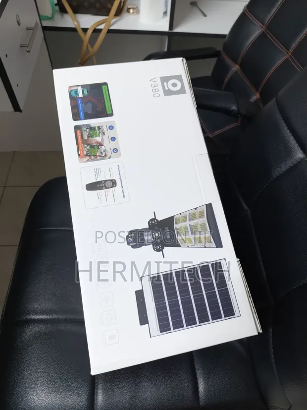 300W 4G Triple-Camera Floodlight CCTV for Gate Security - 1