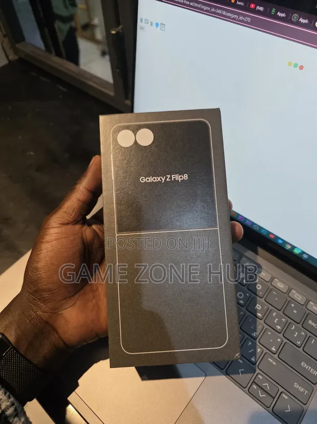 Samsung Galaxy Z Flip8 256GB Graphite - 1