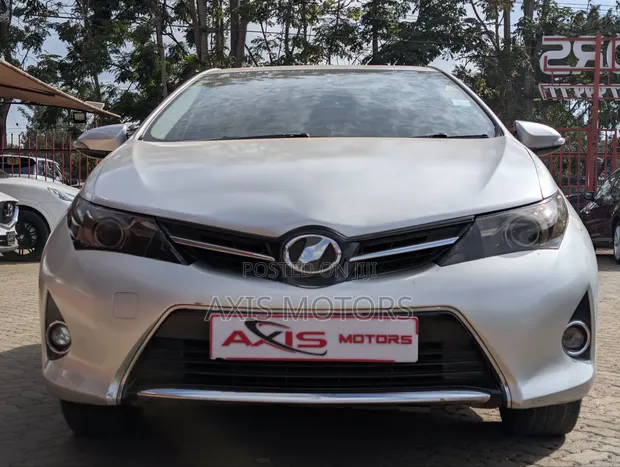 Toyota Auris 2012 Silver - 1