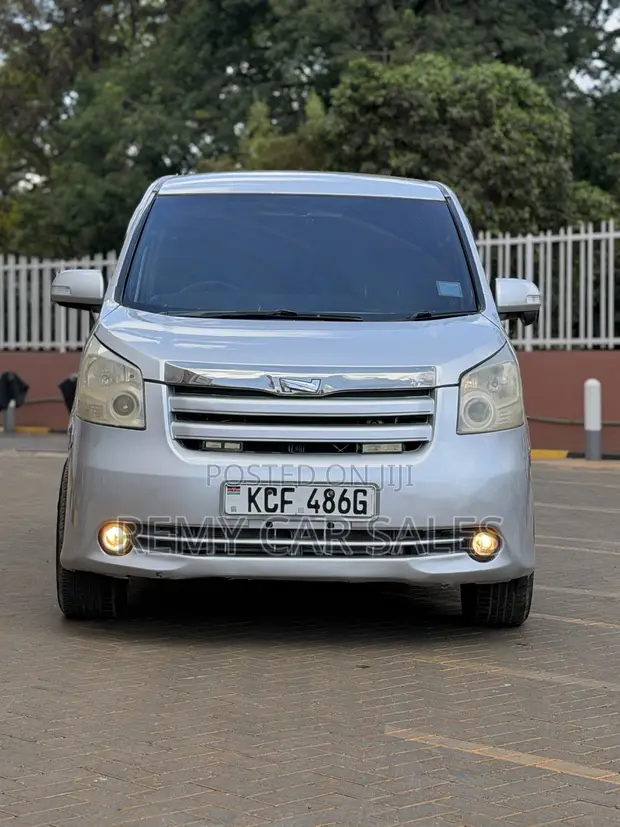 Toyota Noah 2008 Nyeusi - 1