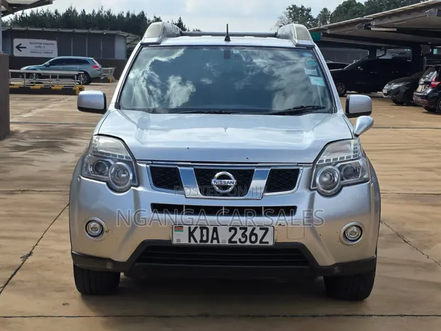 Nissan X-Trail 2013 Nyeusi - 1