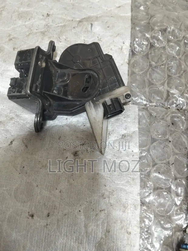 Toyota Land Cruiser 200 Series V8 Bootlock - 1