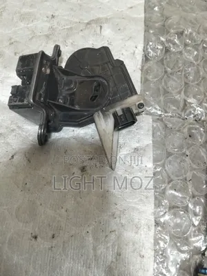 Toyota Land Cruiser 200 Series V8 Bootlock
