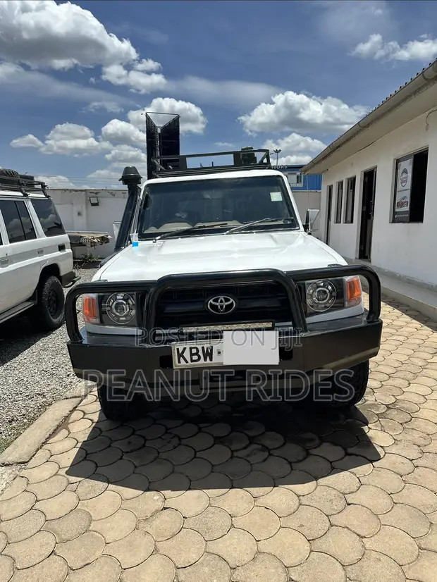 Toyota Land Cruiser 76 Series 2012 Nyeupe - 1