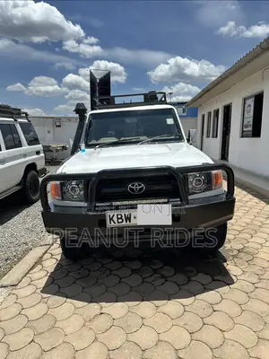 Toyota Land Cruiser 76 Series 2012 Nyeupe