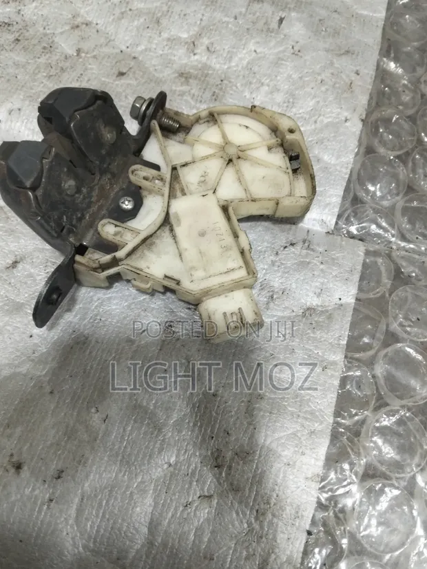 Toyota Land Cruiser 100 Series Boot Lock - 1