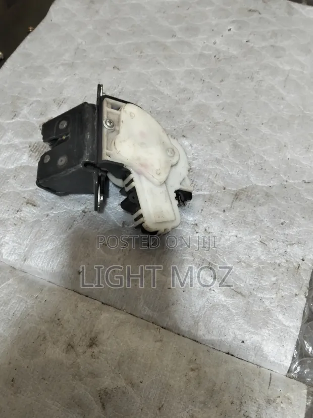 Mazda Axela Bootlock - 1