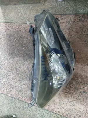 Taa ya Mbele ya Toyota Vitz 2015 (Si Xenon)