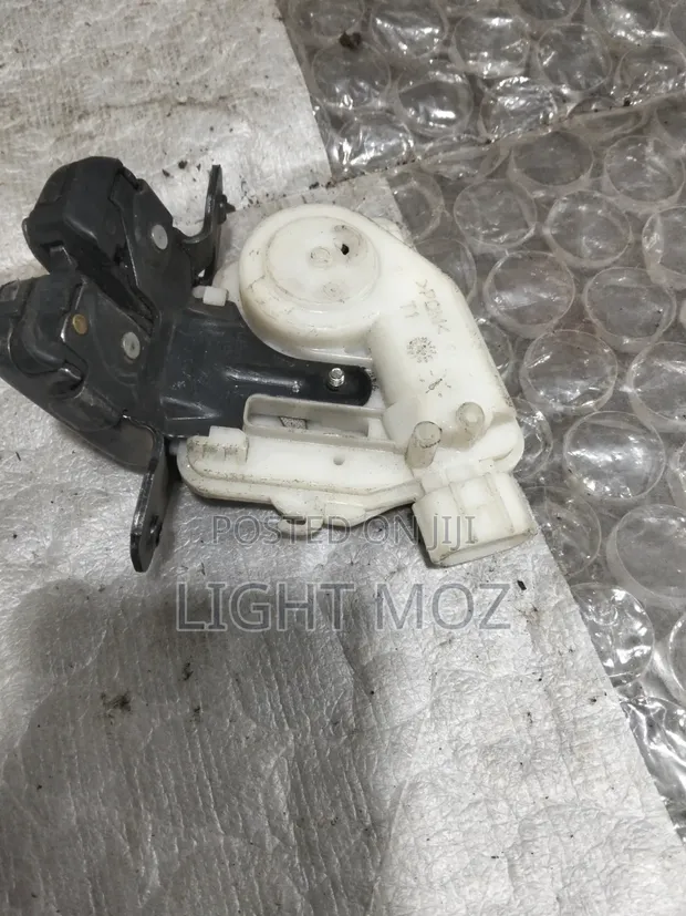 Toyota Vitz Bootlock - 1