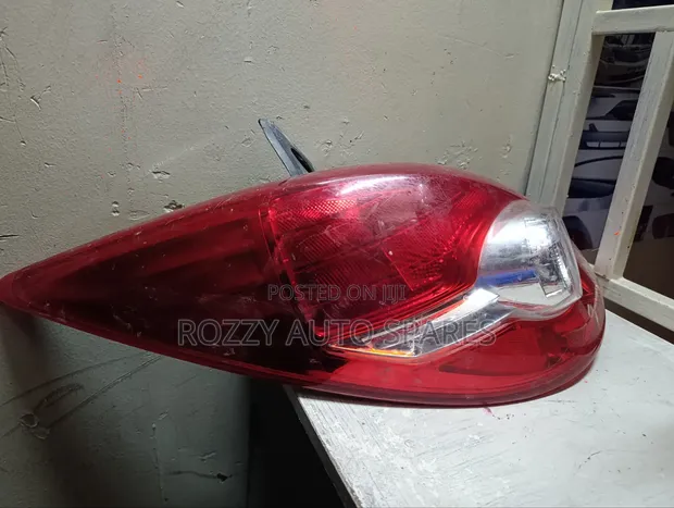 Nissan Tiida Taillight (Iliyo tumika) - 1