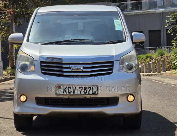Toyota Noah 2012 Silver - 1