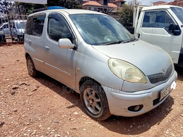 Toyota Fun Cargo 2006 Silver - 1