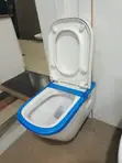 Roca The Gap WC Toilet ya Kunyongwa Ukutani na Kiti & Dekelo - 2