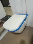 Roca The Gap WC Toilet ya Kunyongwa Ukutani na Kiti & Dekelo - 3
