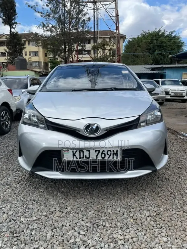 Toyota Vitz 2015 Silver - 1