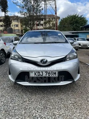 Toyota Vitz 2015 Nyeupe