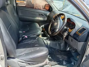 Toyota Hilux 2015 Dhahabu